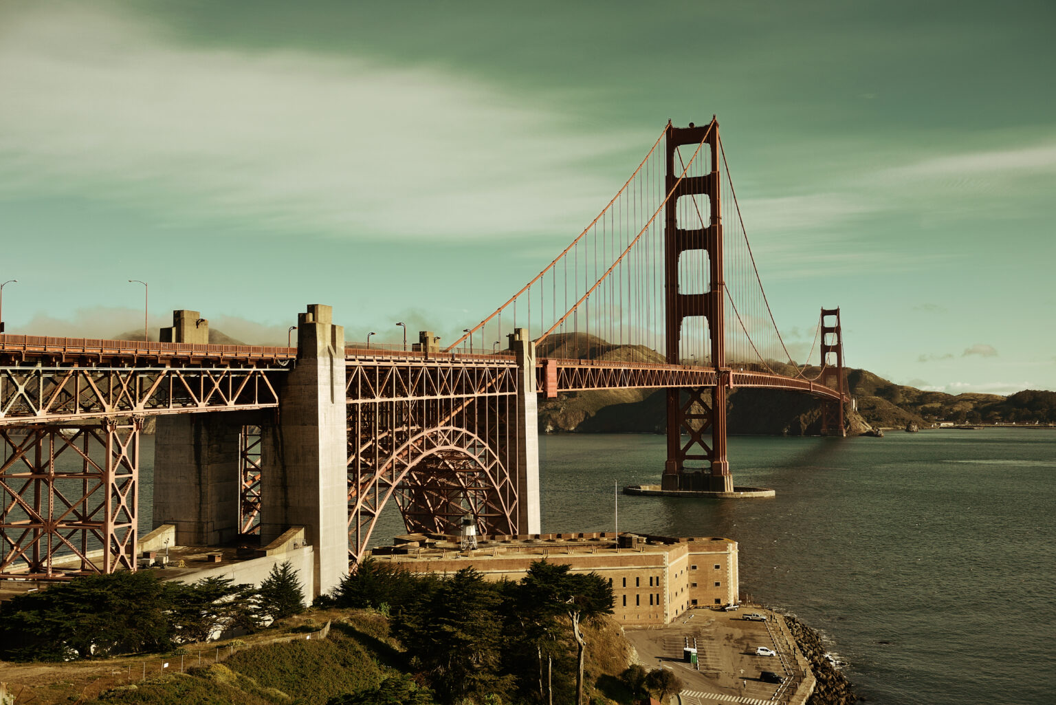 Golden Gate Bridge San Francisco With Flower As Famous Landmark 1536x1025